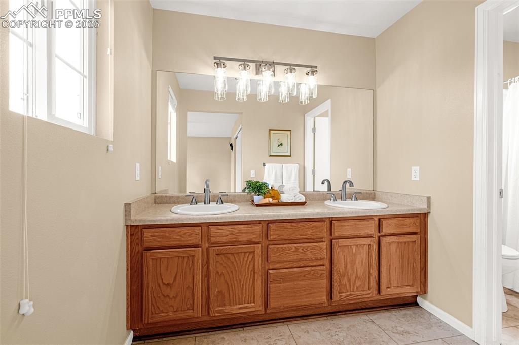 Image 18 of 36: En suite primary bathroom