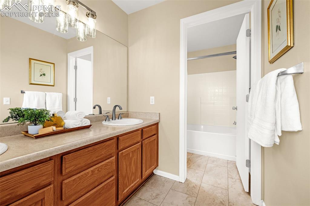 Image 19 of 36: Bathroom