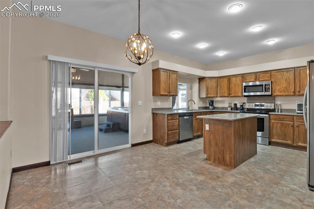 Image 10 of 50: Kitchen