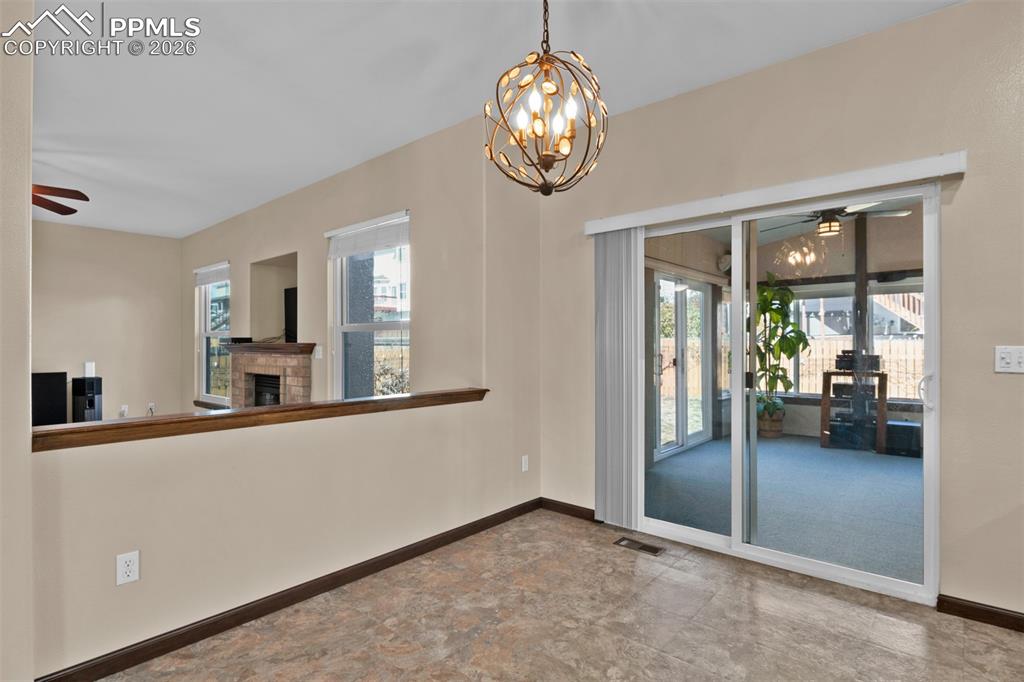 Image 11 of 50: Dining Area