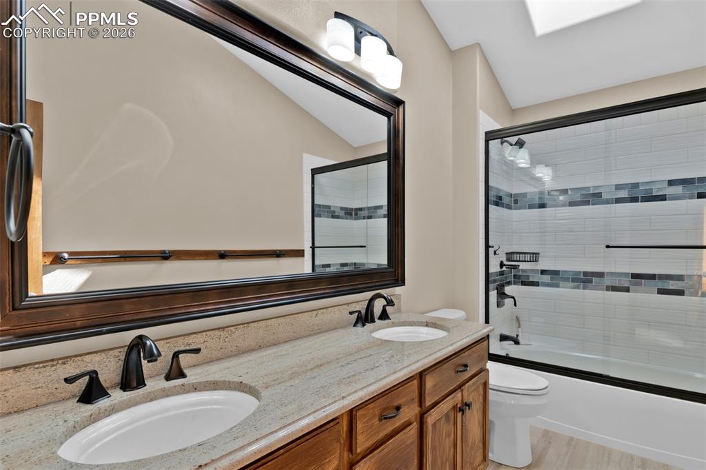 Image 26 of 50: Bathroom