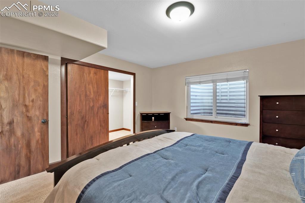 Image 35 of 50: Bedroom