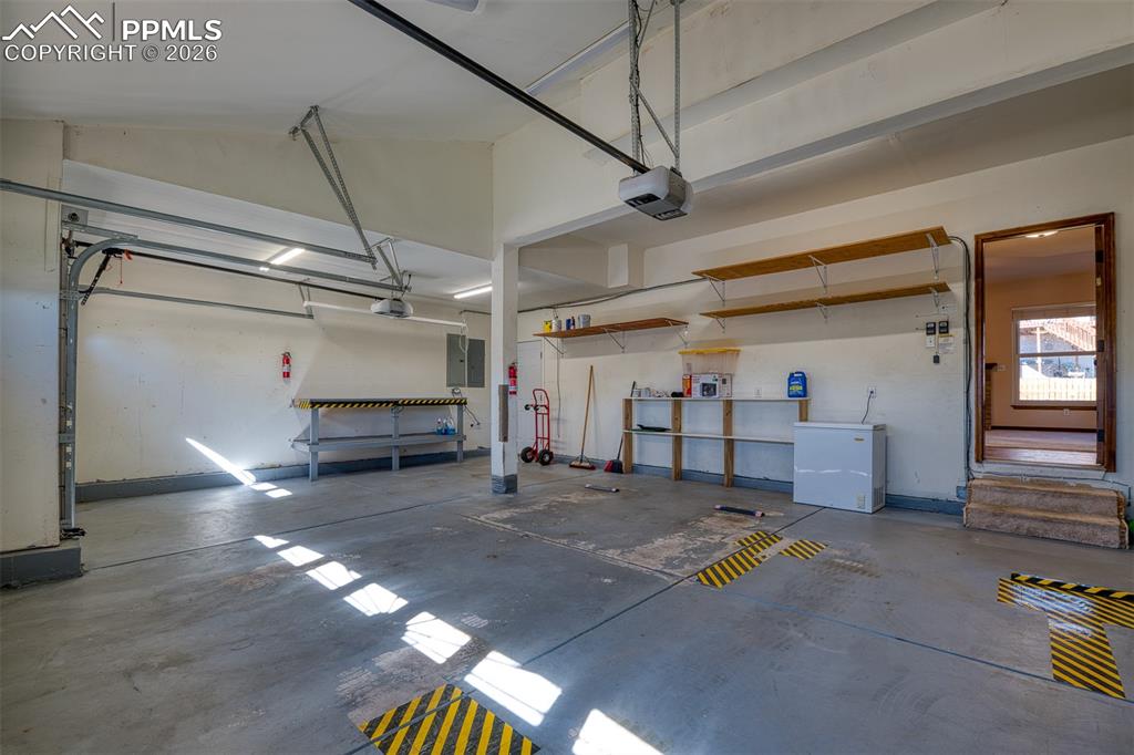 Image 40 of 50: Garage