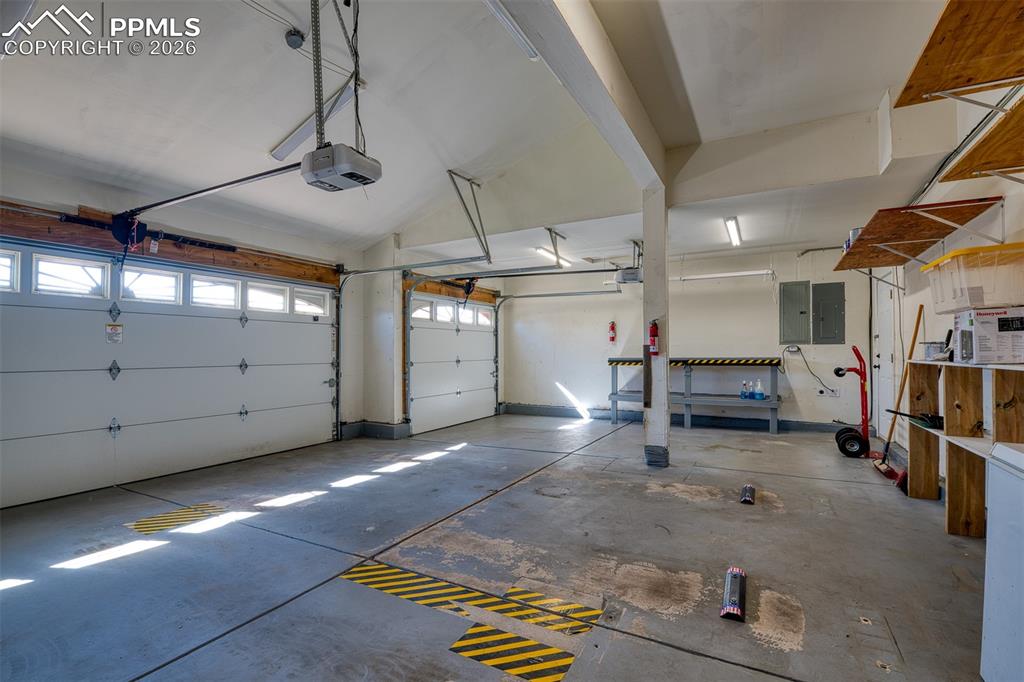 Image 41 of 50: Garage