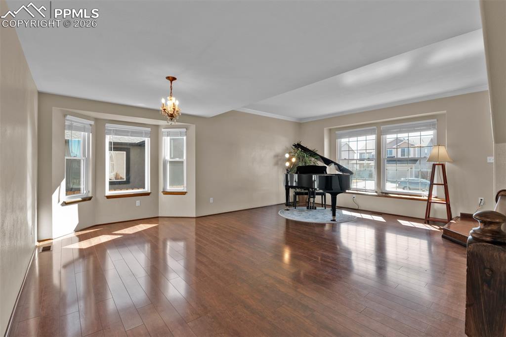 Image 6 of 50: Living Room