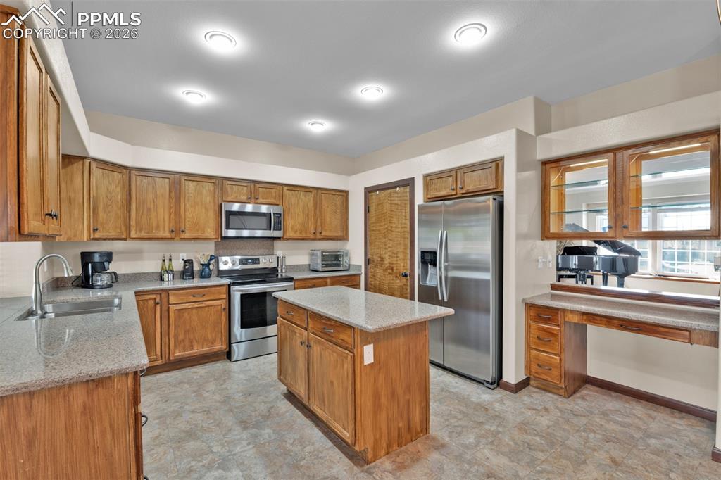 Image 8 of 50: Kitchen