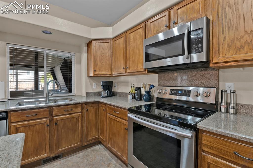 Image 9 of 50: Kitchen