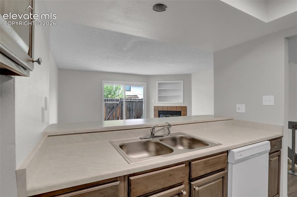 Image 10 of 28: Kitchen