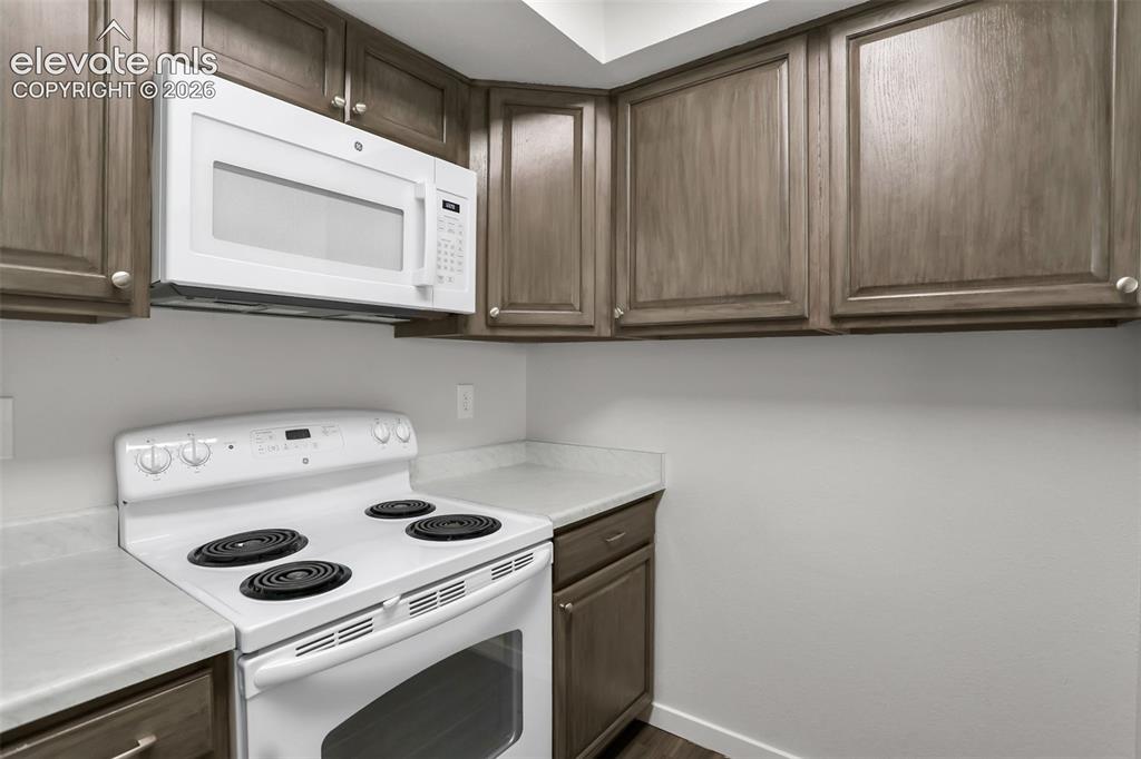 Image 11 of 28: Kitchen
