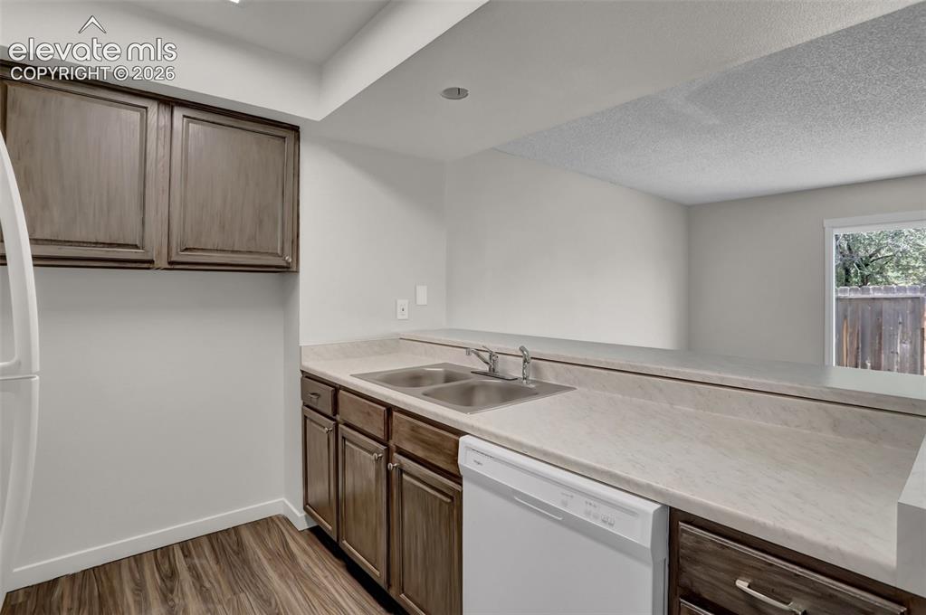Image 9 of 28: Kitchen
