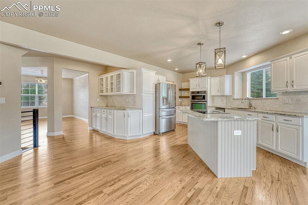 Image 15 of 49: Kitchen