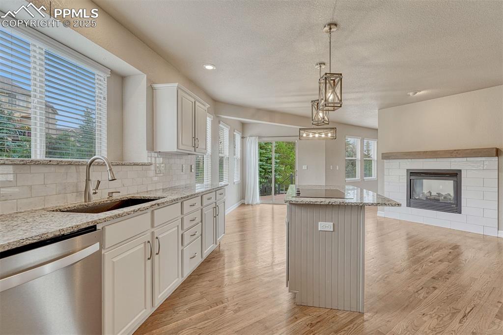 Image 17 of 49: Kitchen