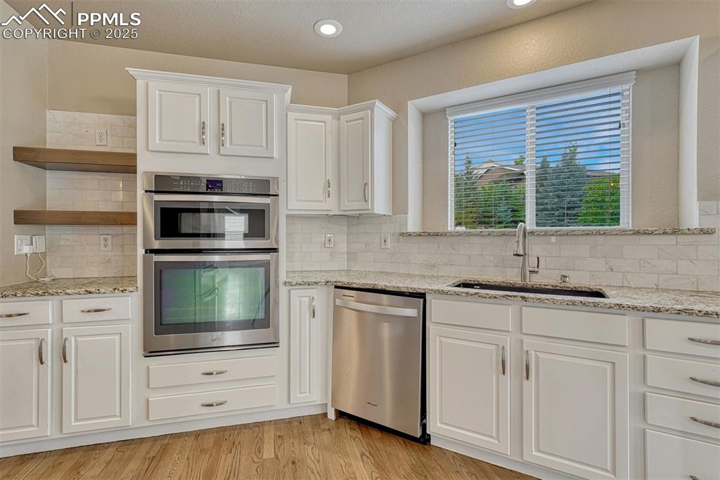 Image 18 of 49: Kitchen