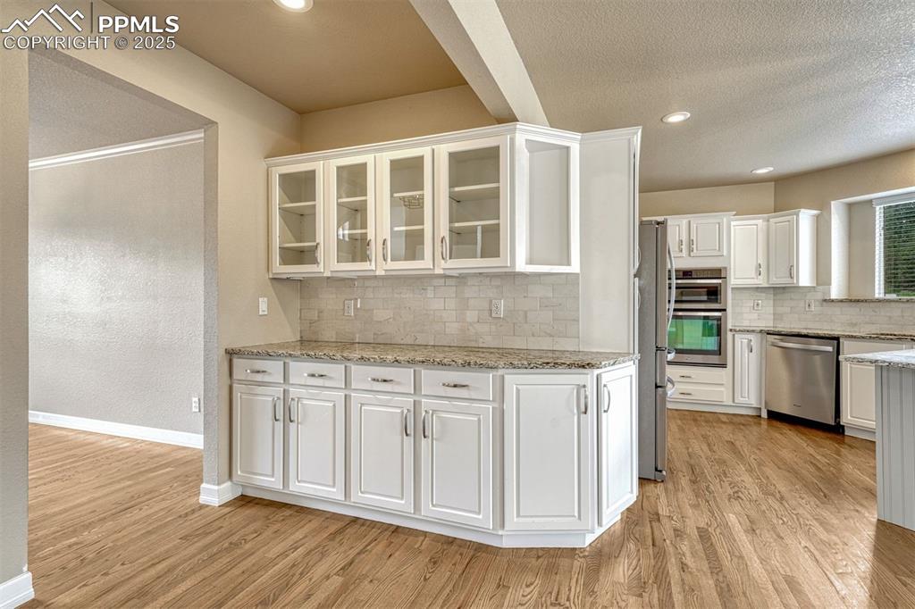 Image 19 of 49: Kitchen