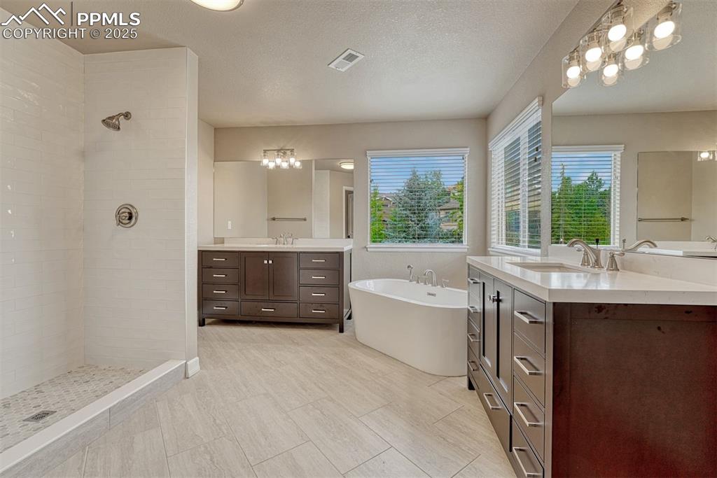 Image 25 of 49: Bathroom