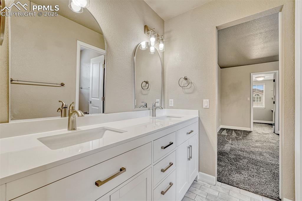 Image 34 of 49: Bathroom