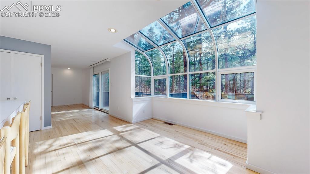 Image 17 of 44: Dining Area