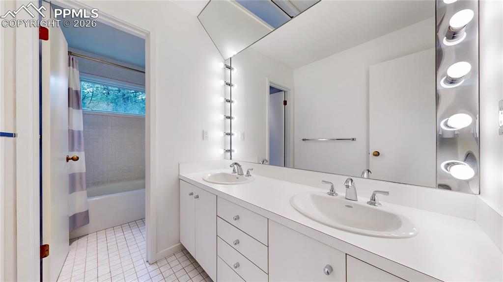 Image 22 of 44: Bathroom