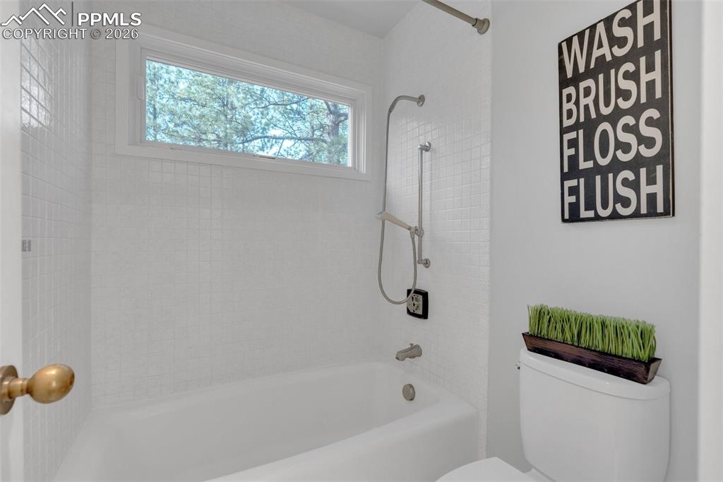 Image 45 of 48: Bathroom