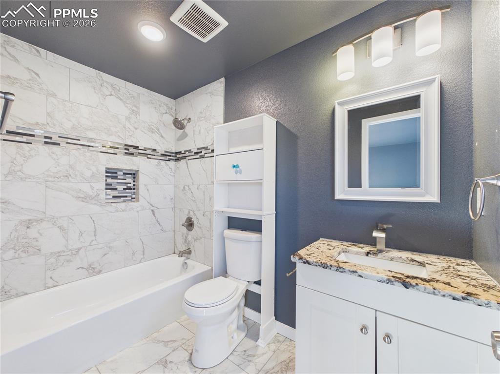 Image 15 of 36: Bathroom