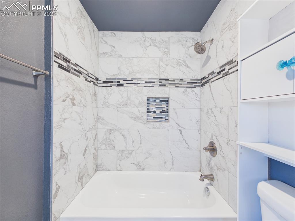 Image 16 of 36: Bathroom