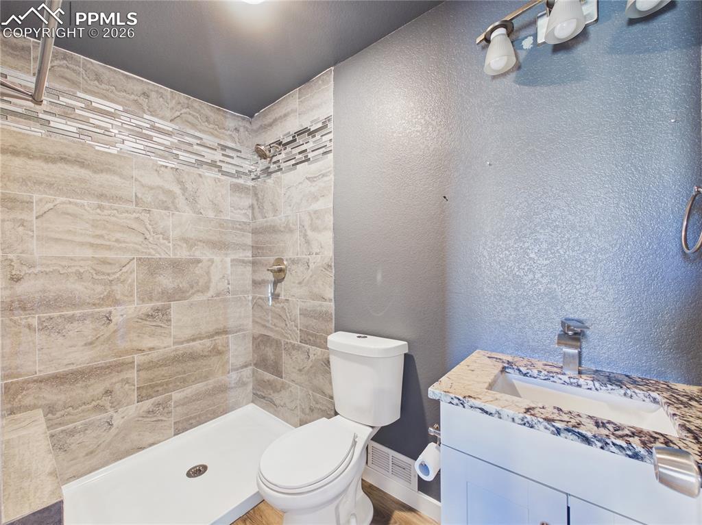 Image 20 of 36: Bathroom