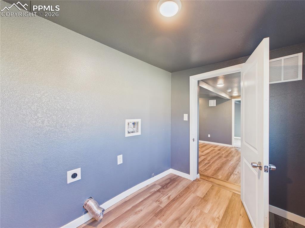 Image 27 of 36: Laundry