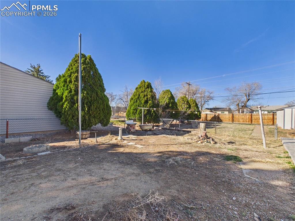 Image 33 of 36: Yard