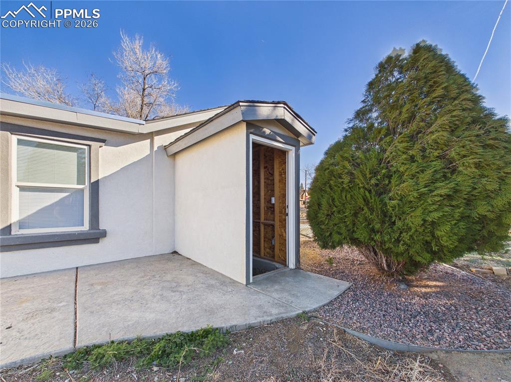 Image 34 of 36: Entry