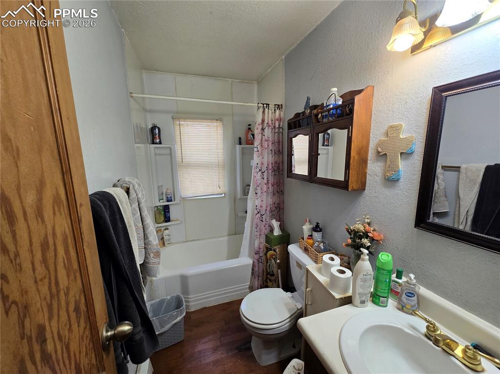 Image 11 of 13: Bathroom