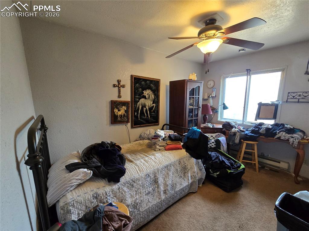 Image 12 of 13: Bedroom