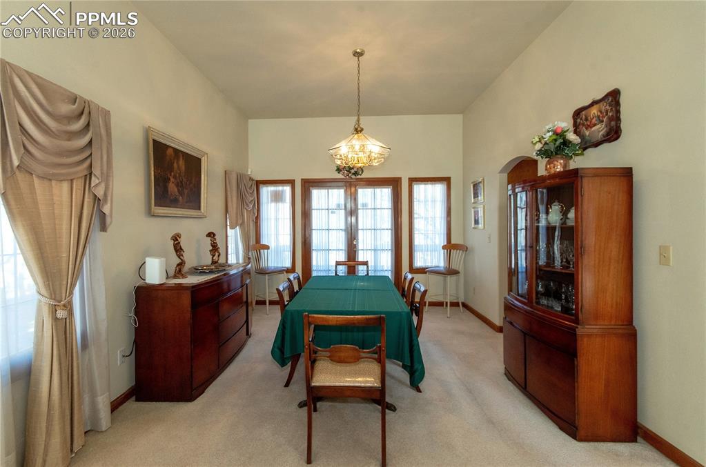 Image 10 of 50: Dining Area