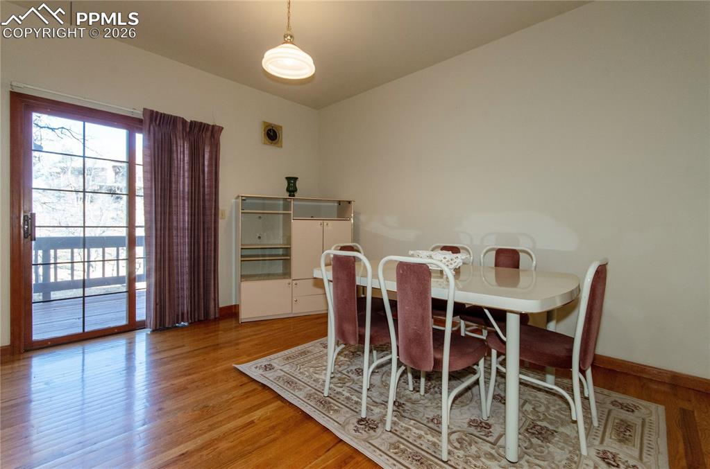 Image 13 of 50: Dining Area