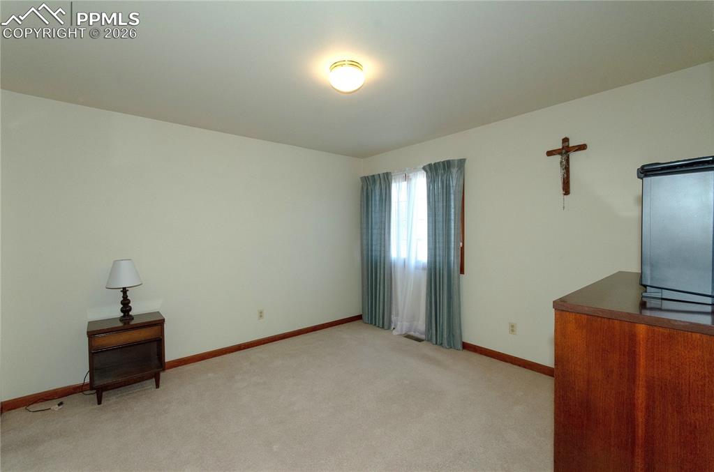 Image 19 of 50: Bedroom