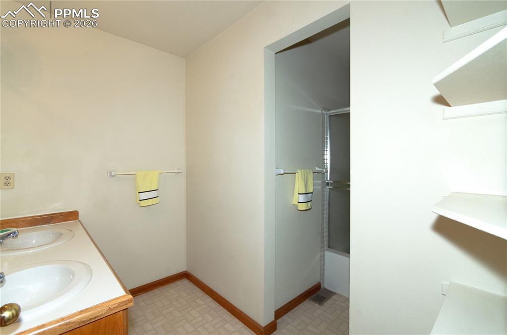 Image 21 of 50: Bathroom