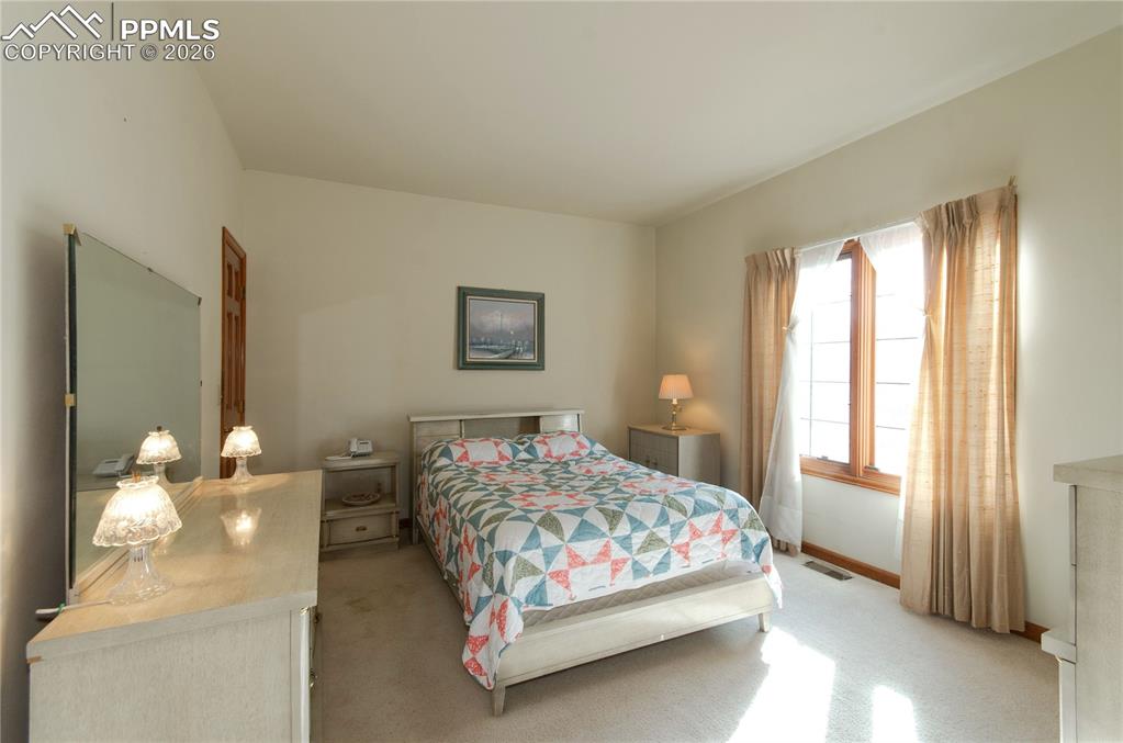 Image 23 of 50: Bedroom