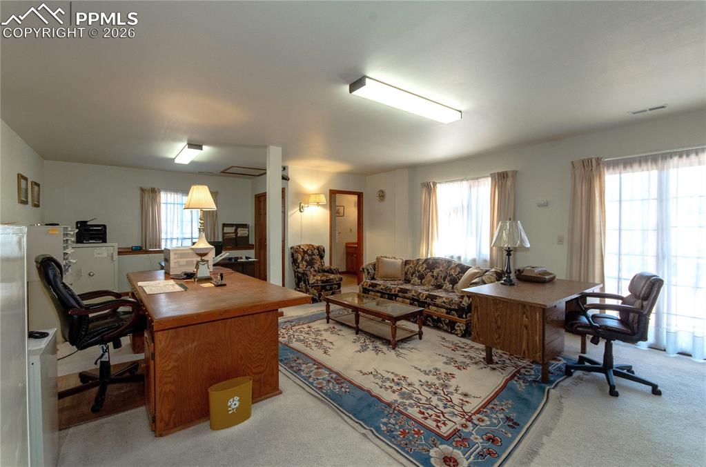 Image 25 of 50: Office