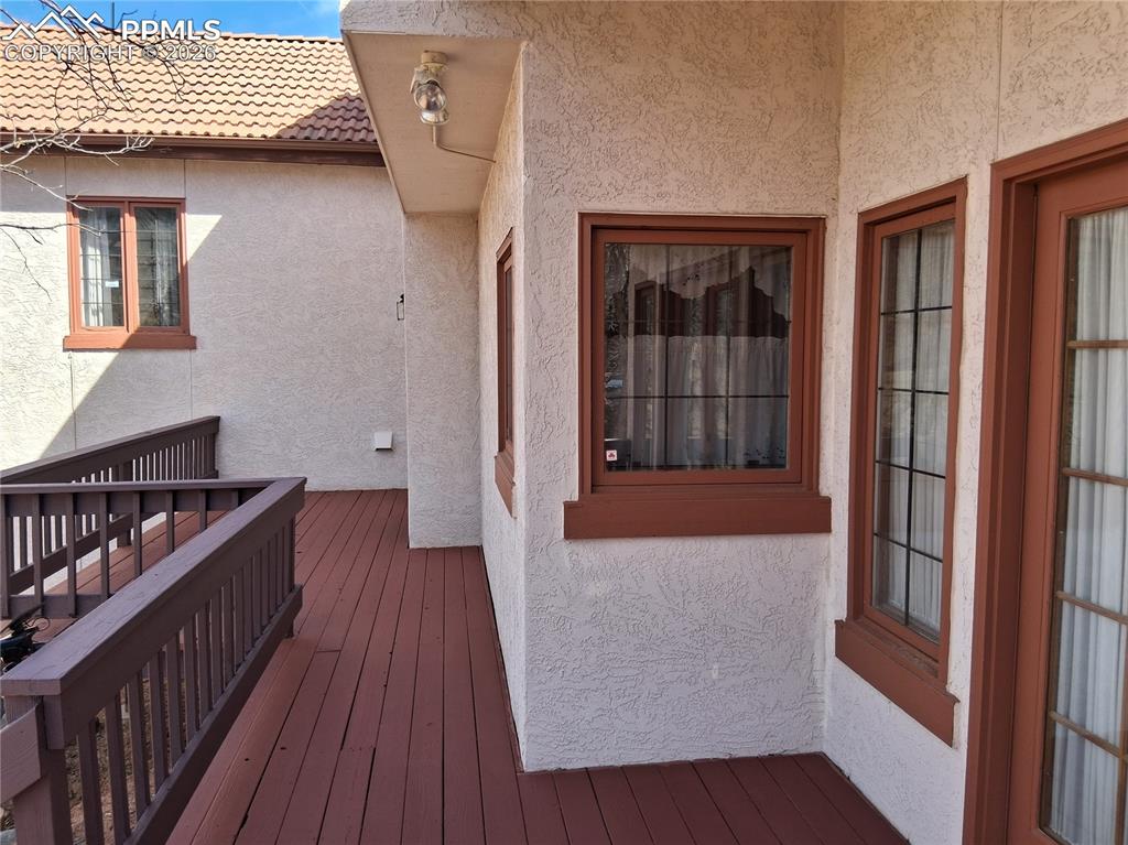 Image 29 of 50: Deck