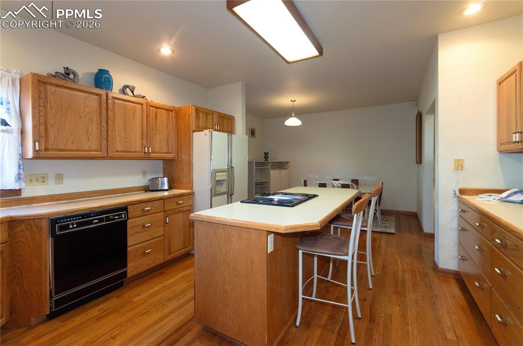 Image 3 of 50: Kitchen