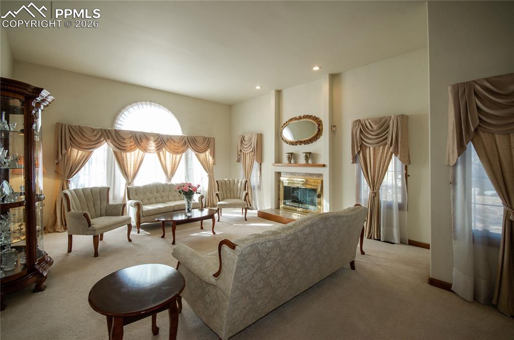 Image 8 of 50: Living Room