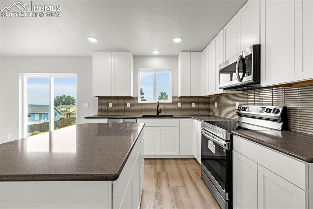Image 10 of 40: Kitchen