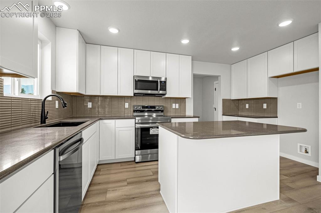 Image 12 of 40: Kitchen