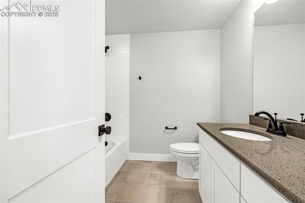 Image 33 of 40: Bathroom