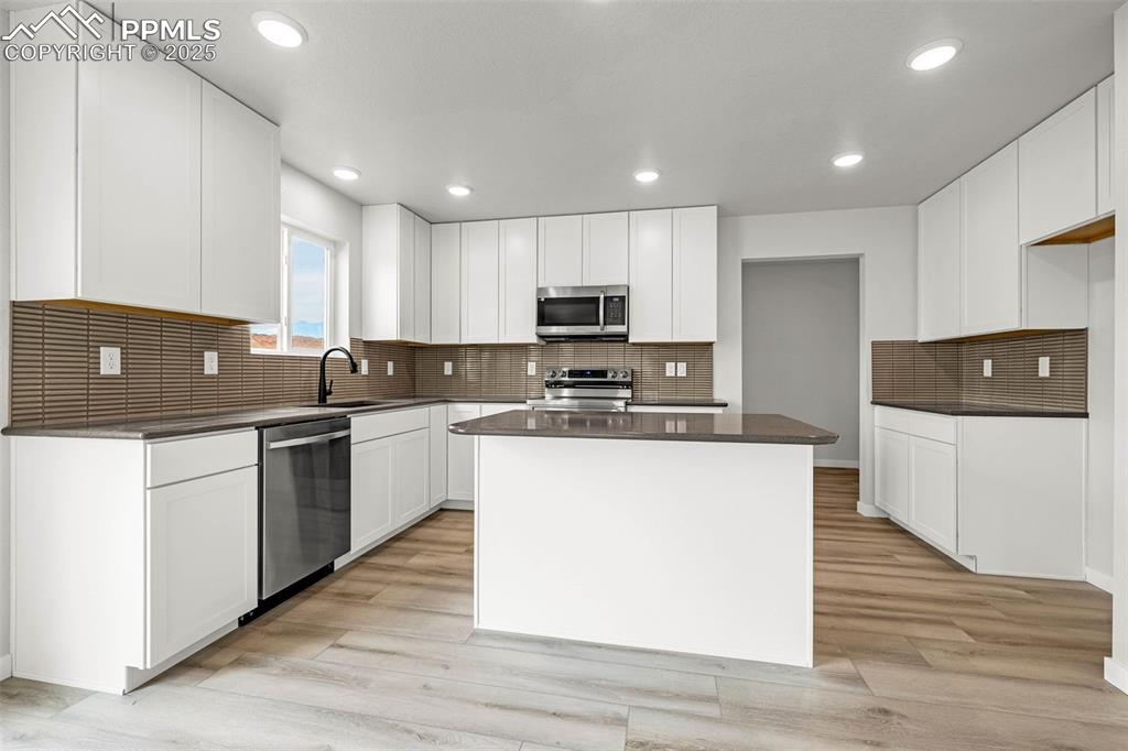 Image 8 of 40: Kitchen