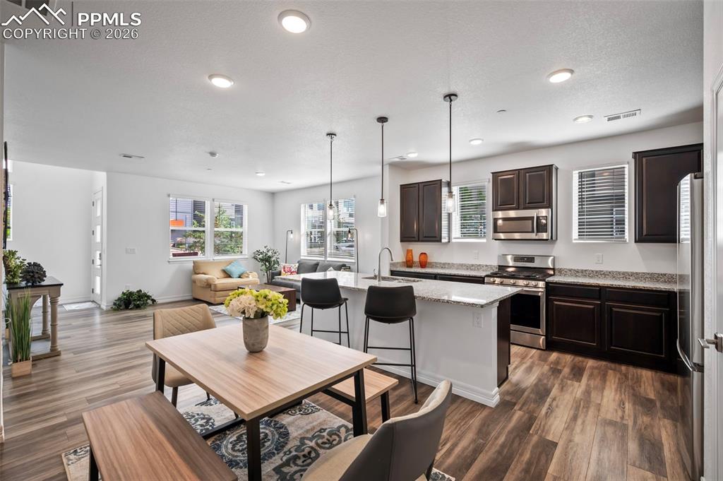 Image 12 of 27: Dining Area