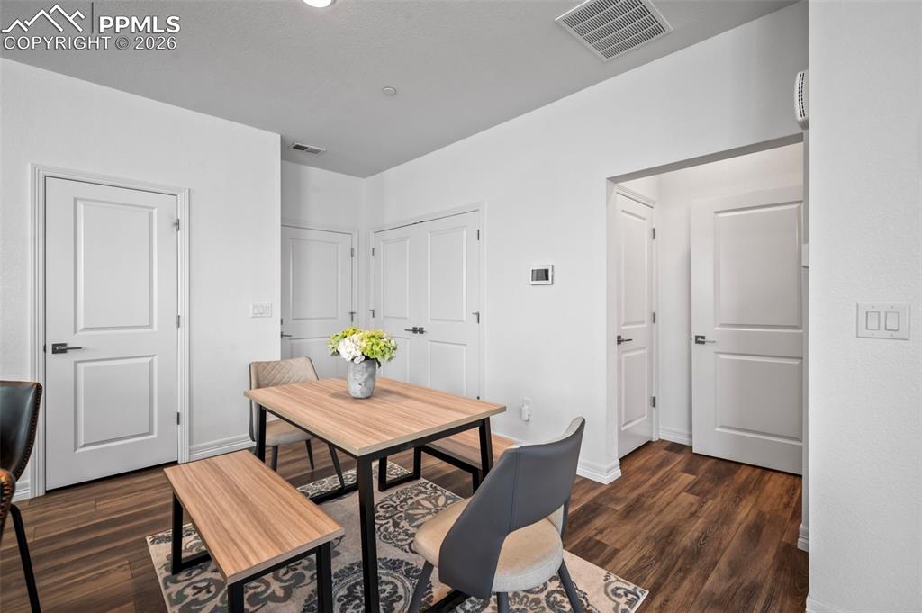 Image 14 of 27: Dining Area