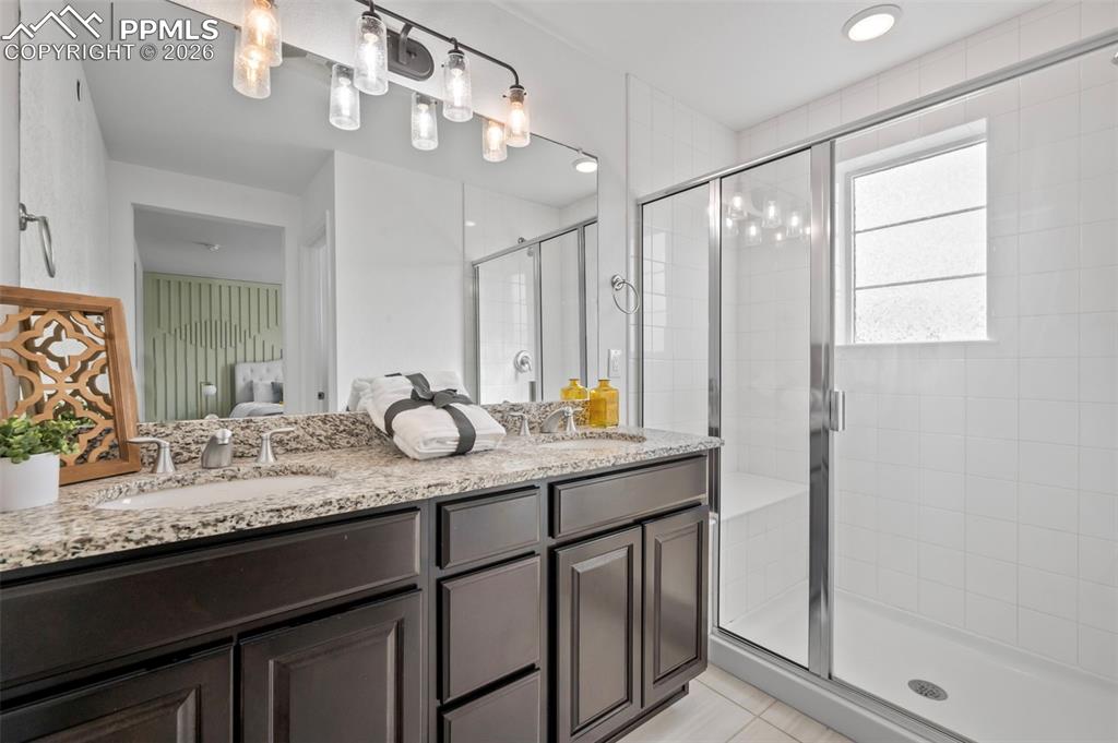 Image 18 of 27: Bathroom