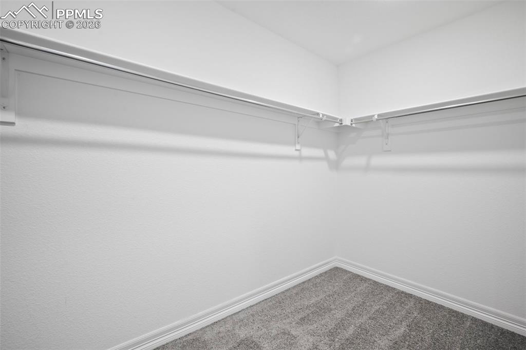 Image 19 of 27: Closet