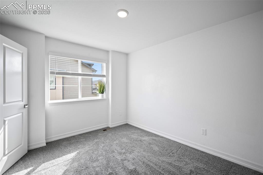 Image 21 of 27: Bed 2