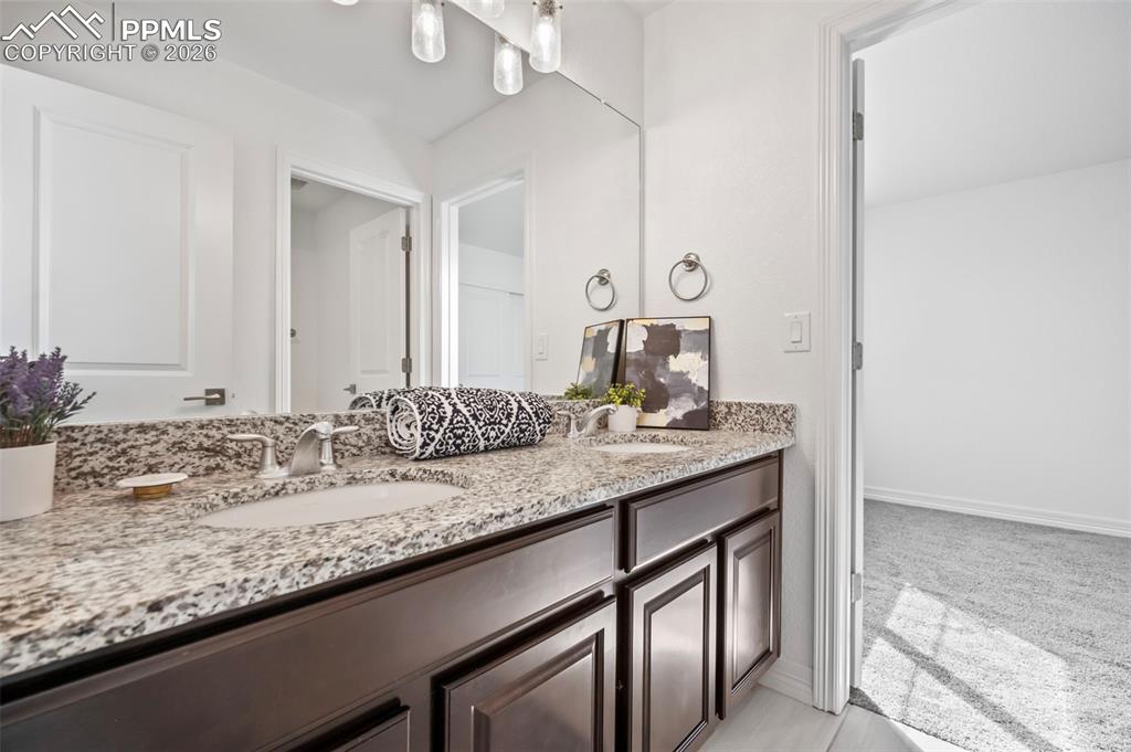 Image 25 of 27: Bathroom